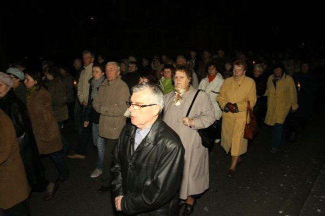 Droga Krzyżowa między blokami (zdjęcia)