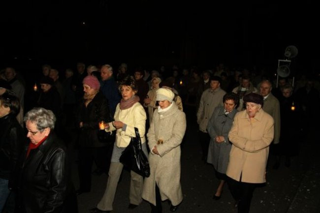 Droga Krzyżowa między blokami (zdjęcia)