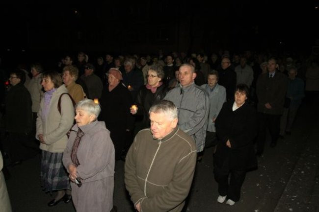 Droga Krzyżowa między blokami (zdjęcia)