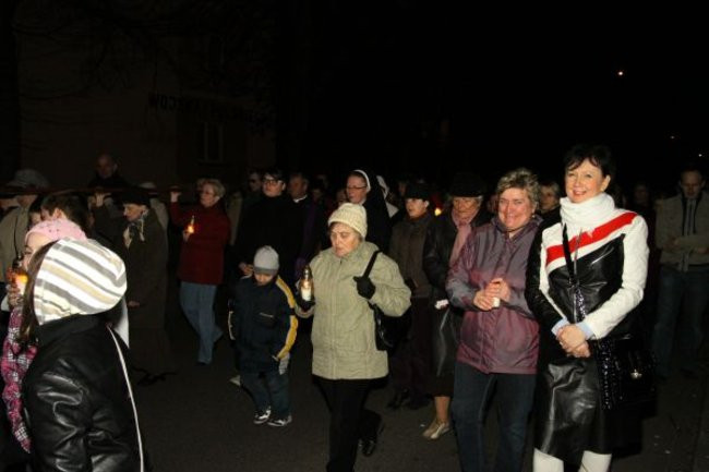 Droga Krzyżowa między blokami (zdjęcia)