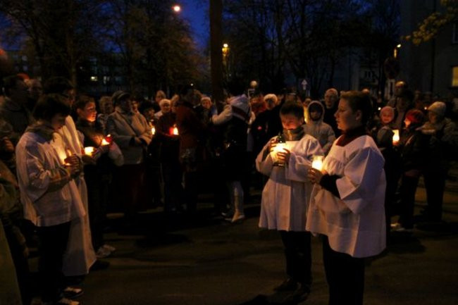 Droga Krzyżowa między blokami (zdjęcia)