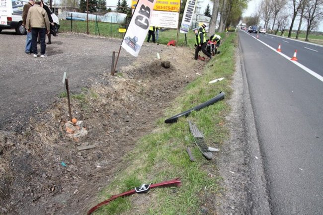 Motocyklista jest nieprzytomny (zdjęcia)