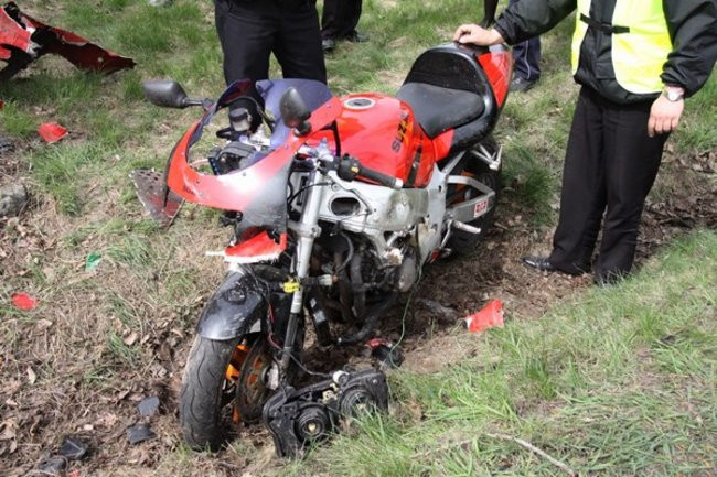 Motocyklista jest nieprzytomny (zdjęcia)