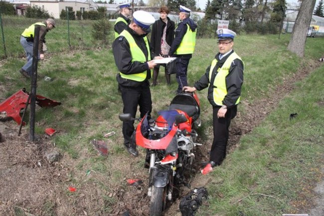 Motocyklista jest nieprzytomny (zdjęcia)