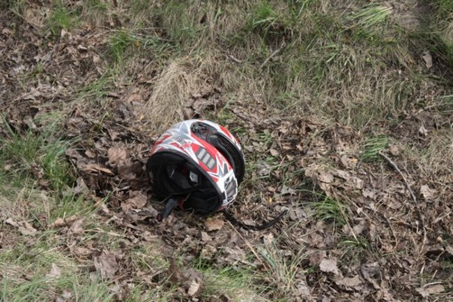 Motocyklista jest nieprzytomny (zdjęcia)