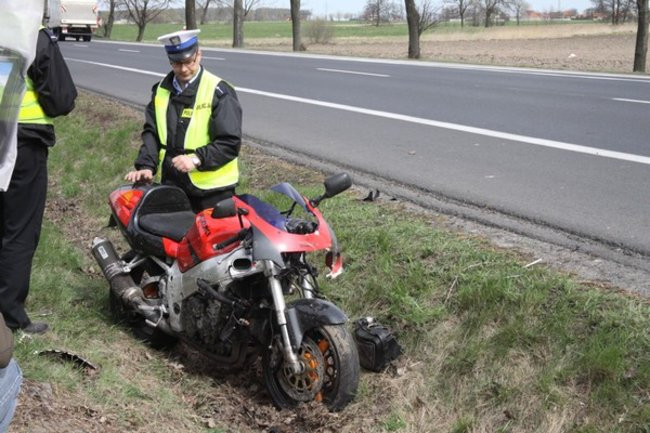 Motocyklista jest nieprzytomny (zdjęcia)