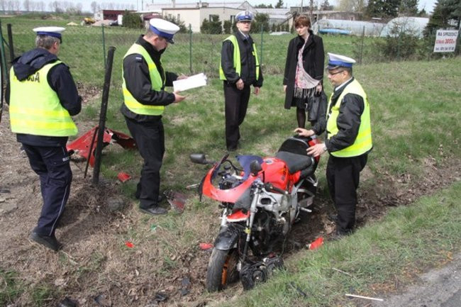 Motocyklista jest nieprzytomny (zdjęcia)