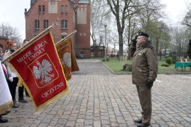 Honorowa salwa dla pomordowanych (zdjęcia)