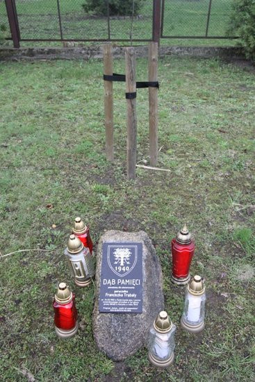 Honorowa salwa dla pomordowanych (zdjęcia)