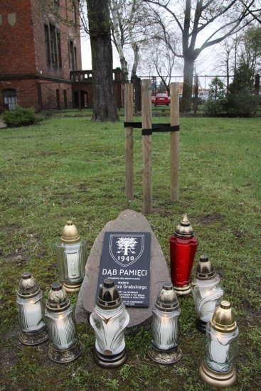 Honorowa salwa dla pomordowanych (zdjęcia)