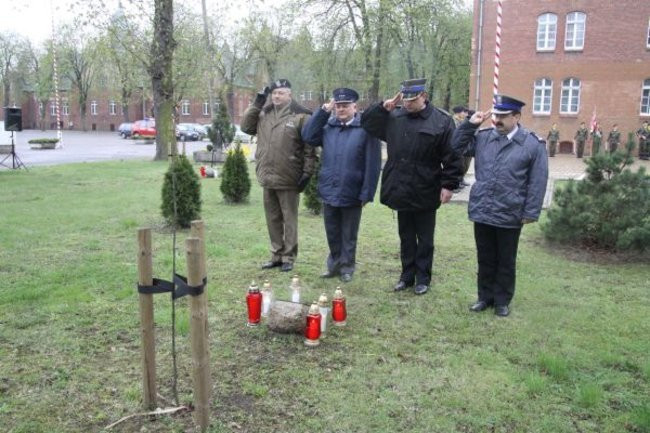 Honorowa salwa dla pomordowanych (zdjęcia)