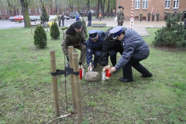 Honorowa salwa dla pomordowanych (zdjęcia)