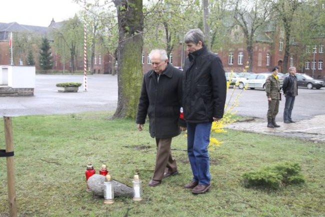 Honorowa salwa dla pomordowanych (zdjęcia)