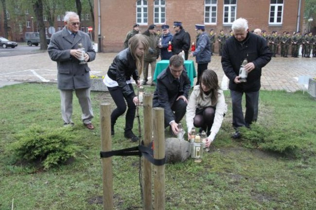 Honorowa salwa dla pomordowanych (zdjęcia)