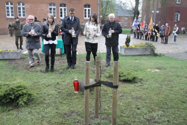 Honorowa salwa dla pomordowanych (zdjęcia)