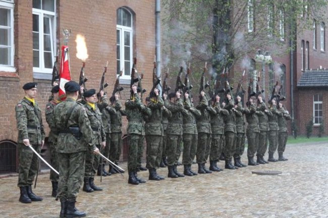 Honorowa salwa dla pomordowanych (zdjęcia)