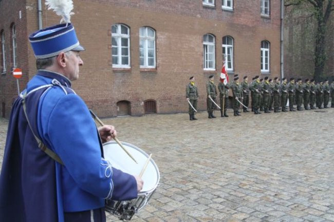 Honorowa salwa dla pomordowanych (zdjęcia)