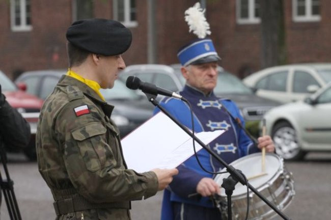 Honorowa salwa dla pomordowanych (zdjęcia)