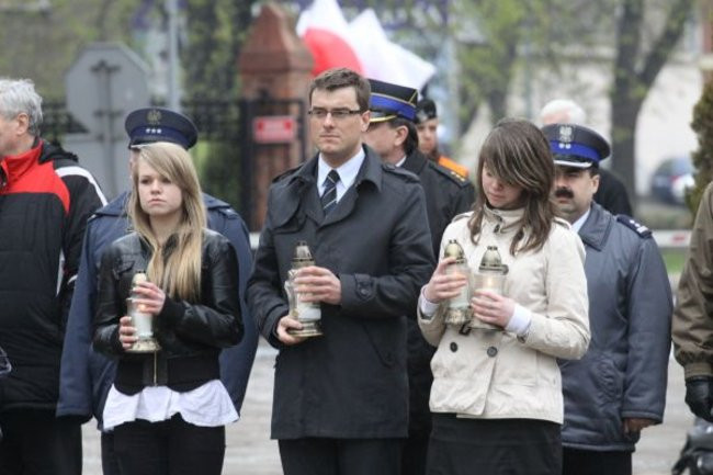 Honorowa salwa dla pomordowanych (zdjęcia)