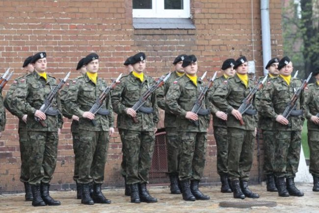 Honorowa salwa dla pomordowanych (zdjęcia)