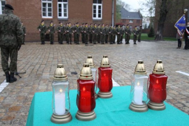 Honorowa salwa dla pomordowanych (zdjęcia)