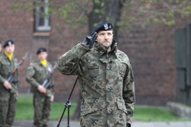 Honorowa salwa dla pomordowanych (zdjęcia)