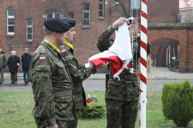 Honorowa salwa dla pomordowanych (zdjęcia)