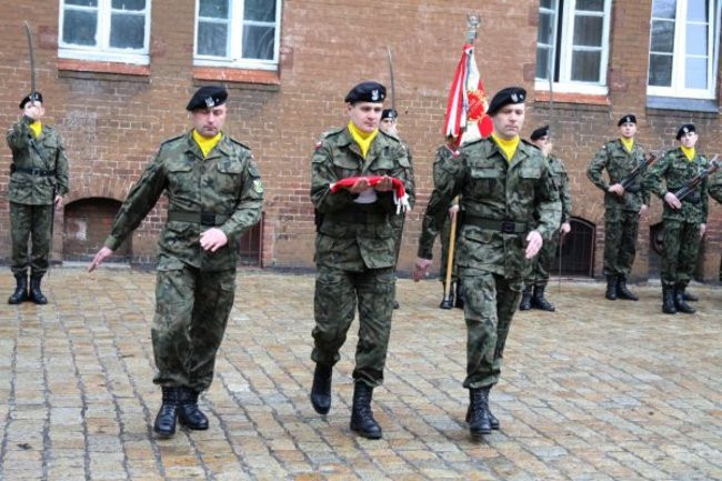 Honorowa salwa dla pomordowanych (zdjęcia)