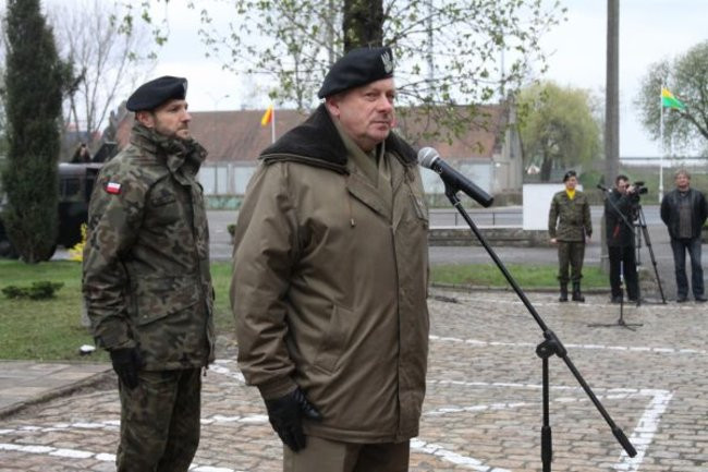 Honorowa salwa dla pomordowanych (zdjęcia)