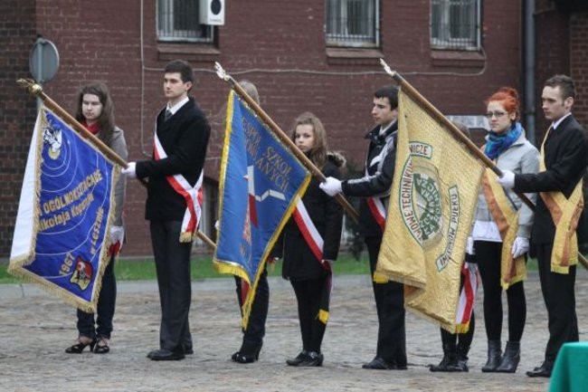 Honorowa salwa dla pomordowanych (zdjęcia)