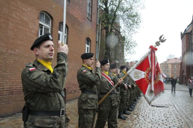 Honorowa salwa dla pomordowanych (zdjęcia)