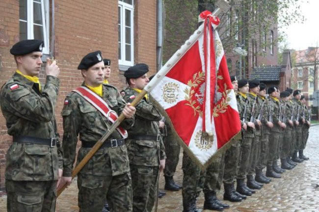 Honorowa salwa dla pomordowanych (zdjęcia)