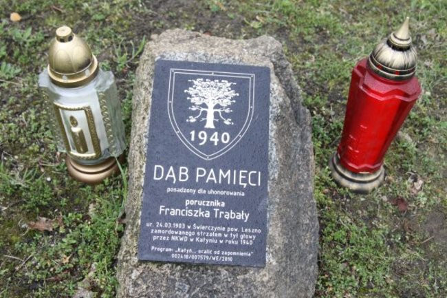 Honorowa salwa dla pomordowanych (zdjęcia)