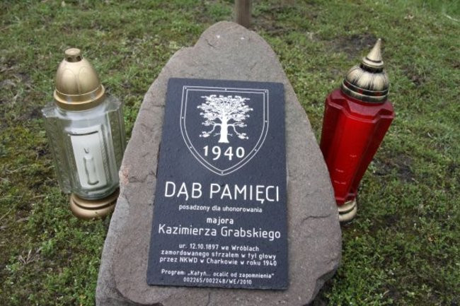 Honorowa salwa dla pomordowanych (zdjęcia)