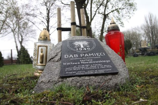 Honorowa salwa dla pomordowanych (zdjęcia)