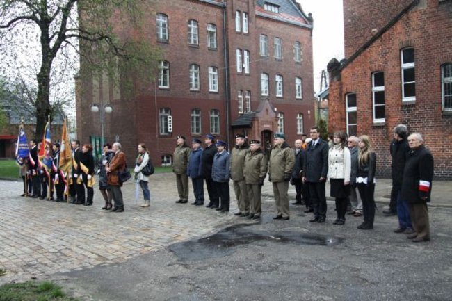 Honorowa salwa dla pomordowanych (zdjęcia)