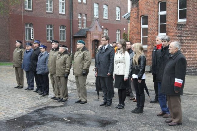 Honorowa salwa dla pomordowanych (zdjęcia)