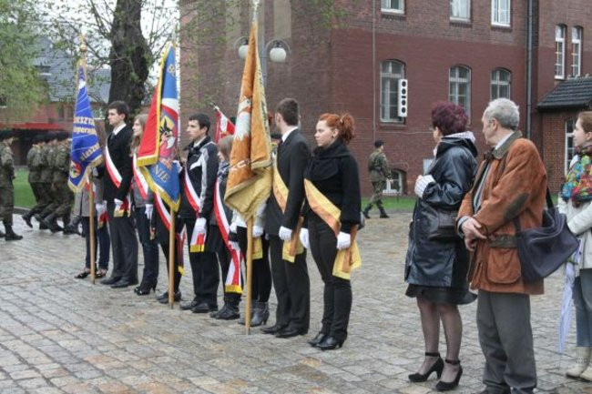 Honorowa salwa dla pomordowanych (zdjęcia)