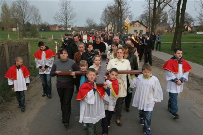 Z krzyżem przez Kaczkowo (zdjęcia)