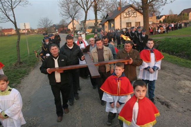 Z krzyżem przez Kaczkowo (zdjęcia)