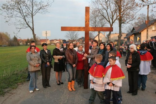 Z krzyżem przez Kaczkowo (zdjęcia)