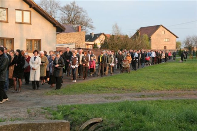 Z krzyżem przez Kaczkowo (zdjęcia)