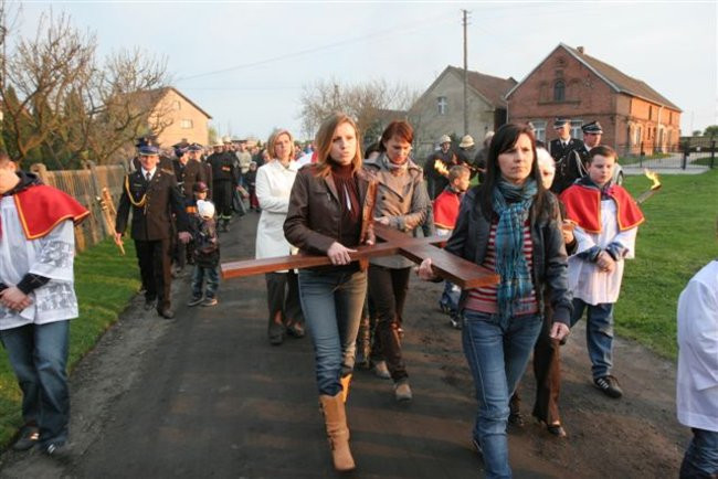 Z krzyżem przez Kaczkowo (zdjęcia)