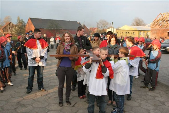 Z krzyżem przez Kaczkowo (zdjęcia)