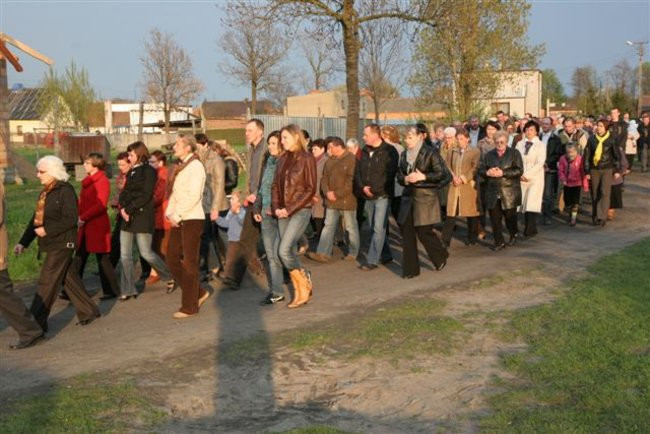 Z krzyżem przez Kaczkowo (zdjęcia)