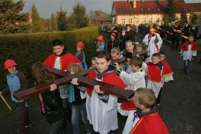 Z krzyżem przez Kaczkowo (zdjęcia)