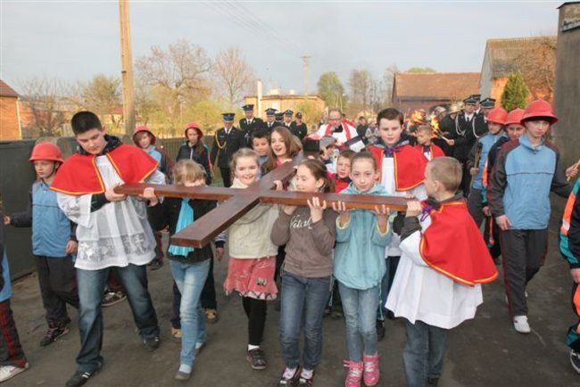 Z krzyżem przez Kaczkowo (zdjęcia)