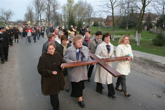 Z krzyżem przez Kaczkowo (zdjęcia)