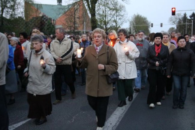Idąc wspominali Jana Pawła II (zdjęcia)