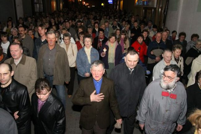 Idąc wspominali Jana Pawła II (zdjęcia)
